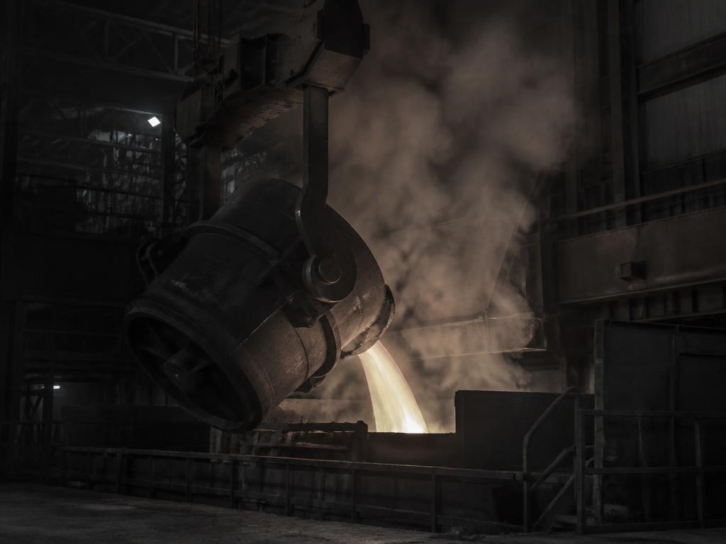 Smelter interior with a contained molten pour